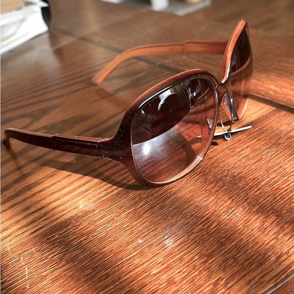 Sunglasses w/ tag